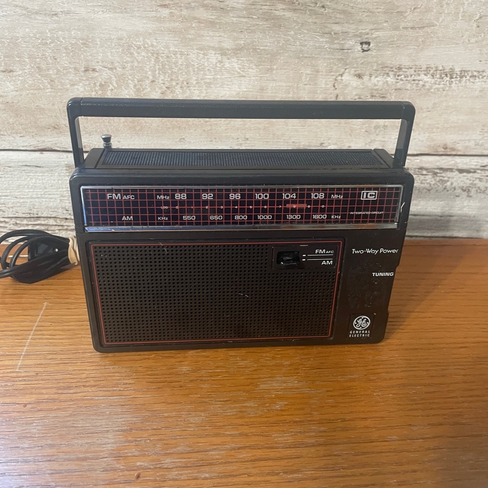 General Electric Vintage AM/FM Radio